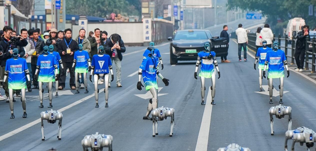 機器人跑團亮相重慶馬拉松